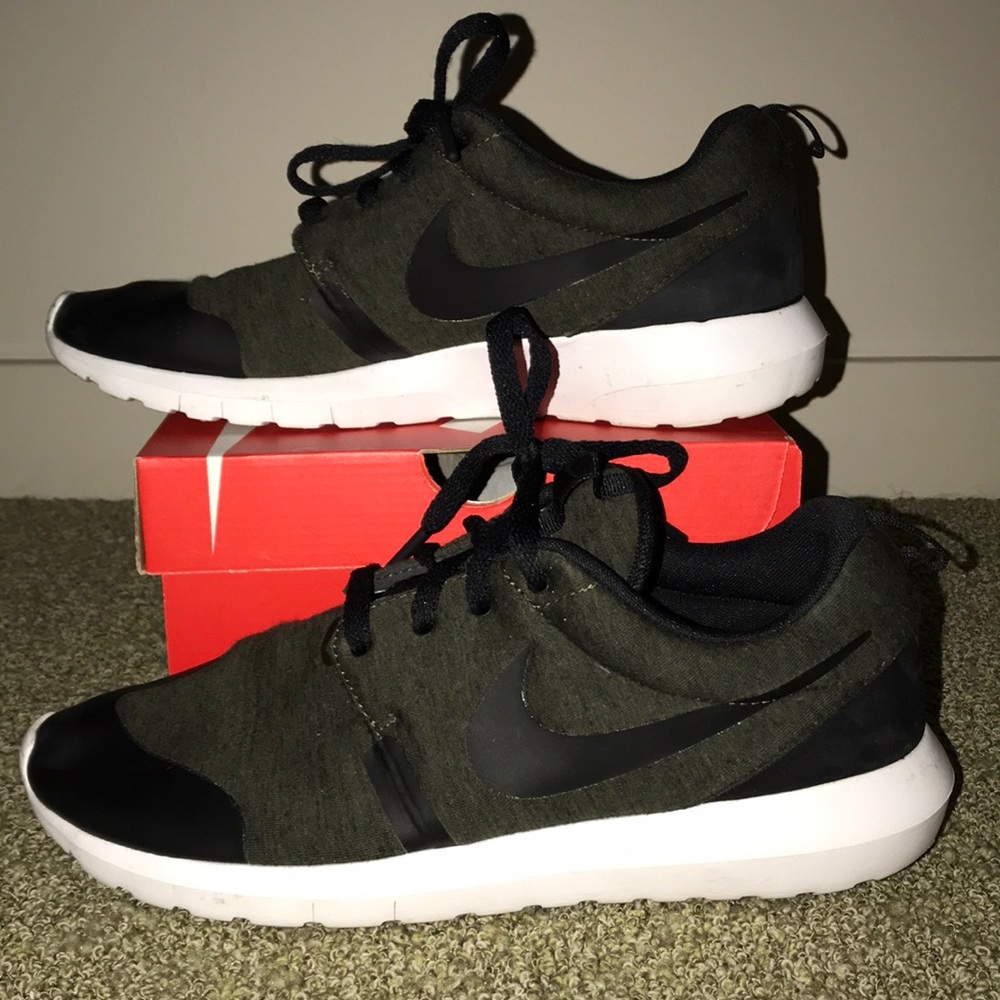 Men’s size 10 Nike Roshe NM Fleece TP